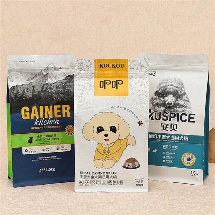 Tenez le sac en papier à huit joints latéraux