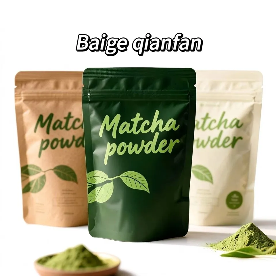 La poudre de Matcha tient le sac d'emballage de tirette